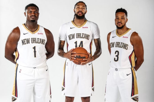 Regata Association Edition New Orleans Pelicans Nike 2017/24 - Edição Limitada em branco, dourado, vermelho e azul. Mostre sua paixão pelo basquete com estilo único na Tevo Sports